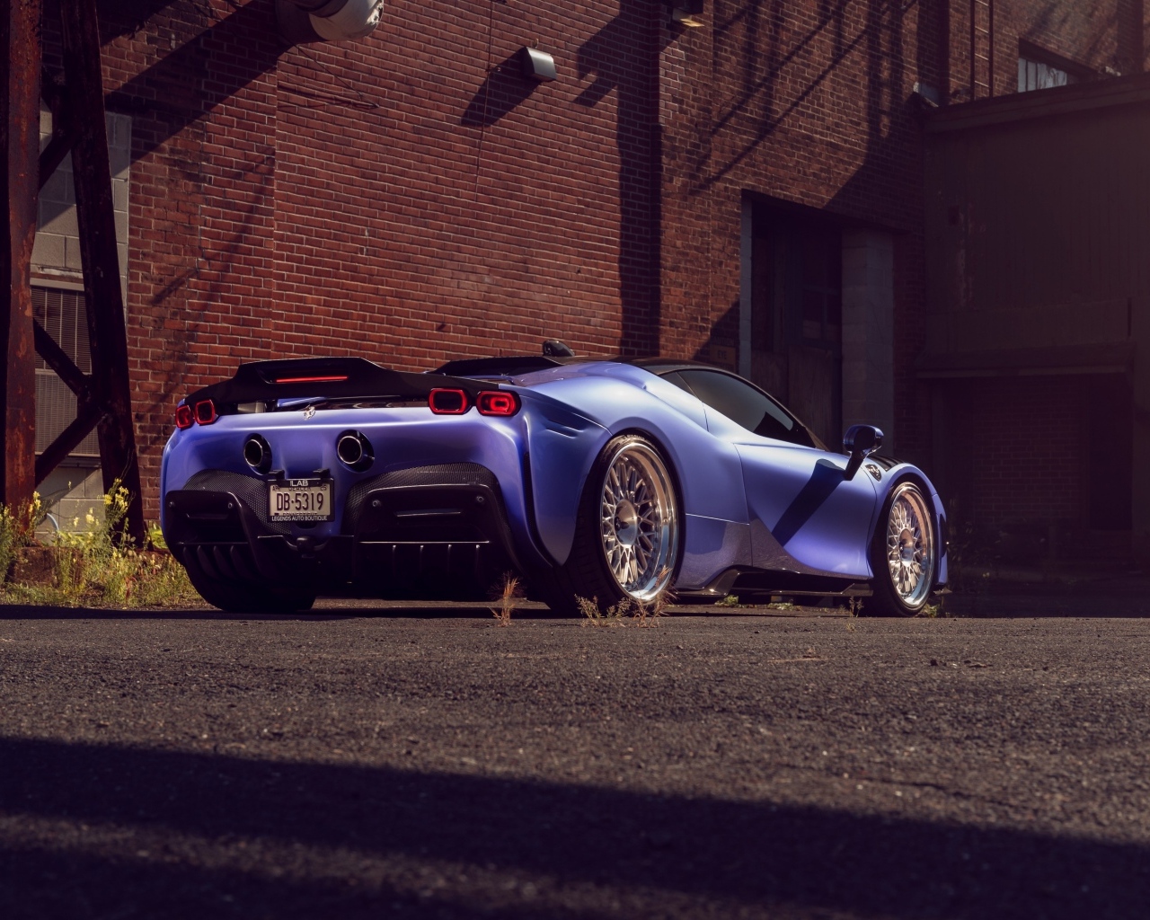 Вид сзади на автомобиль Ferrari SF90 Spider