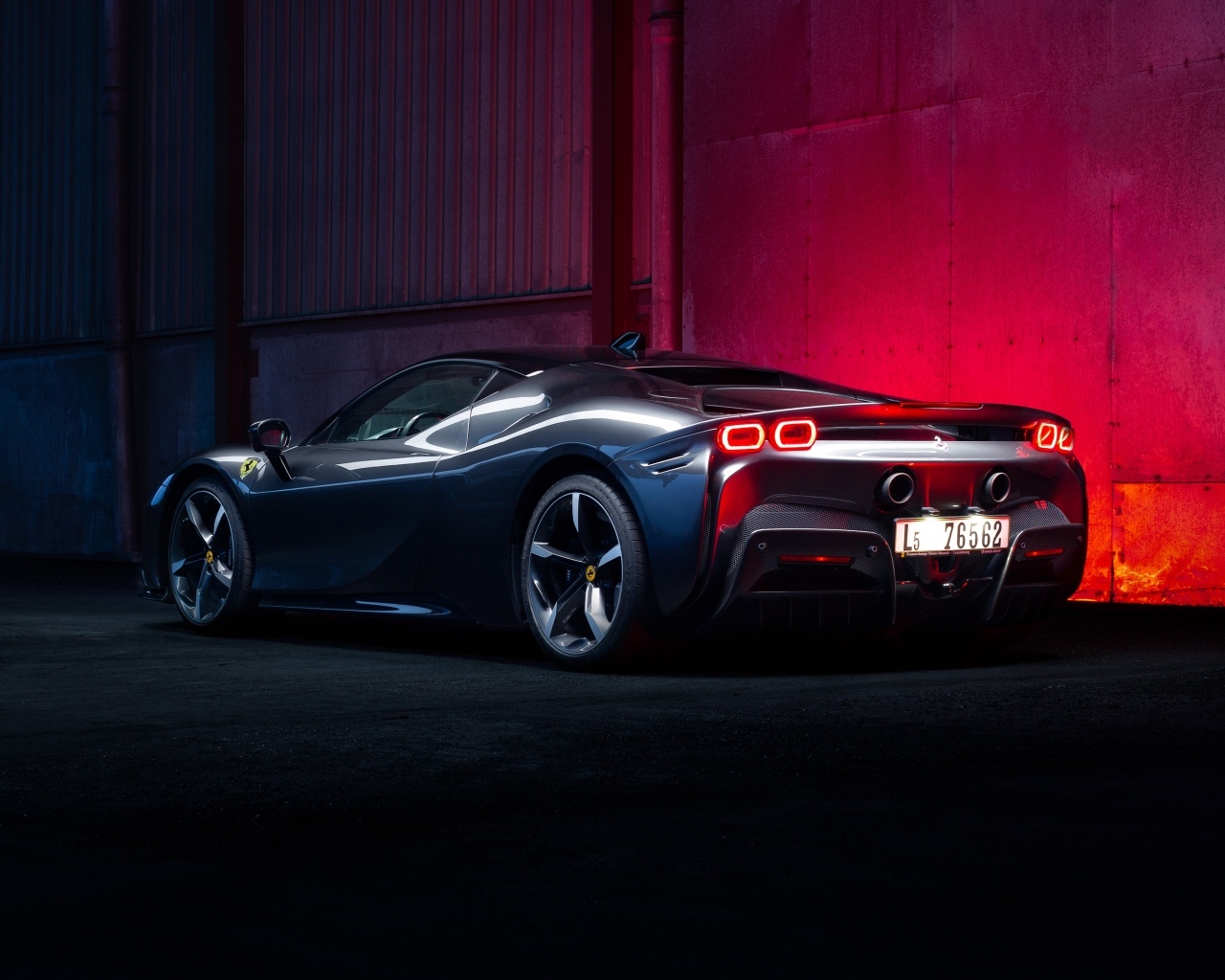 Вид сзади на автомобиль Ferrari SF90 Stradale