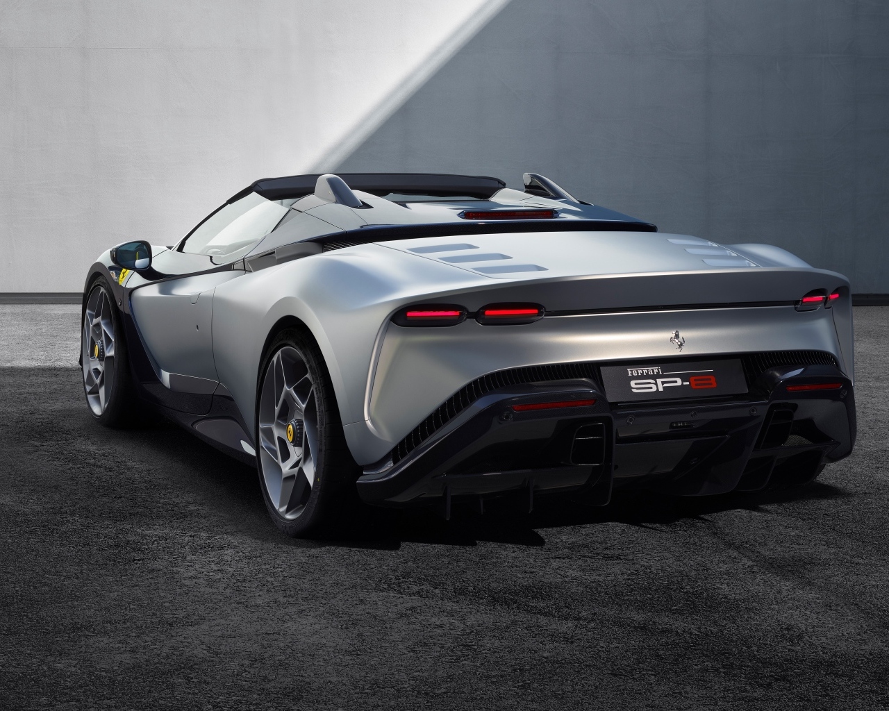 Вид сзади на автомобиль Ferrari SP-8