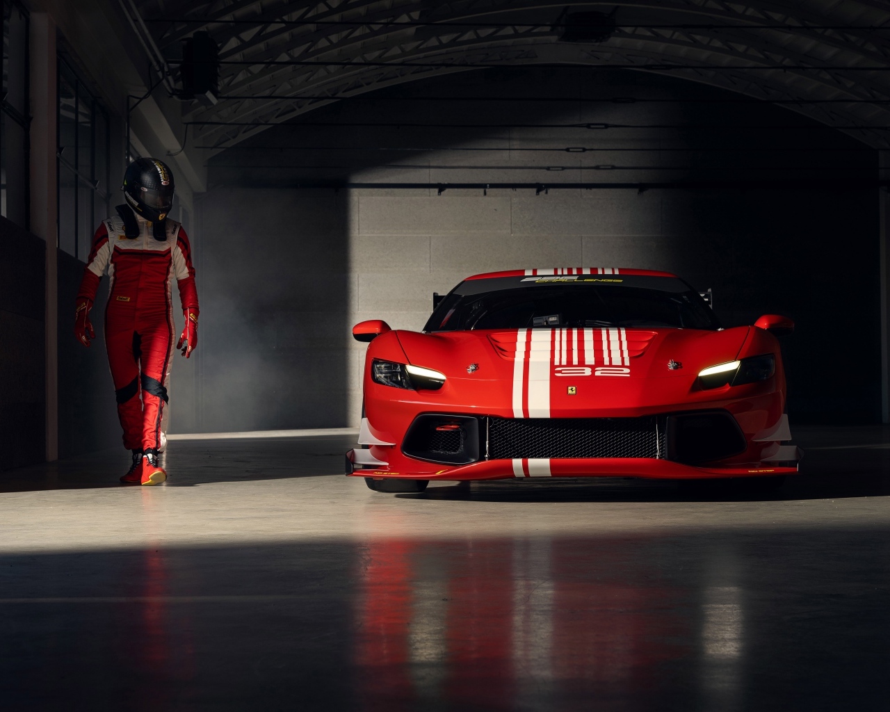 Красный гоночный автомобиль Ferrari 296 Challenge