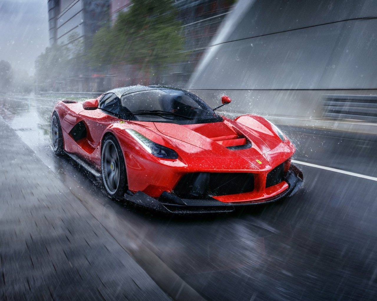 Красный LaFerrari под дождем