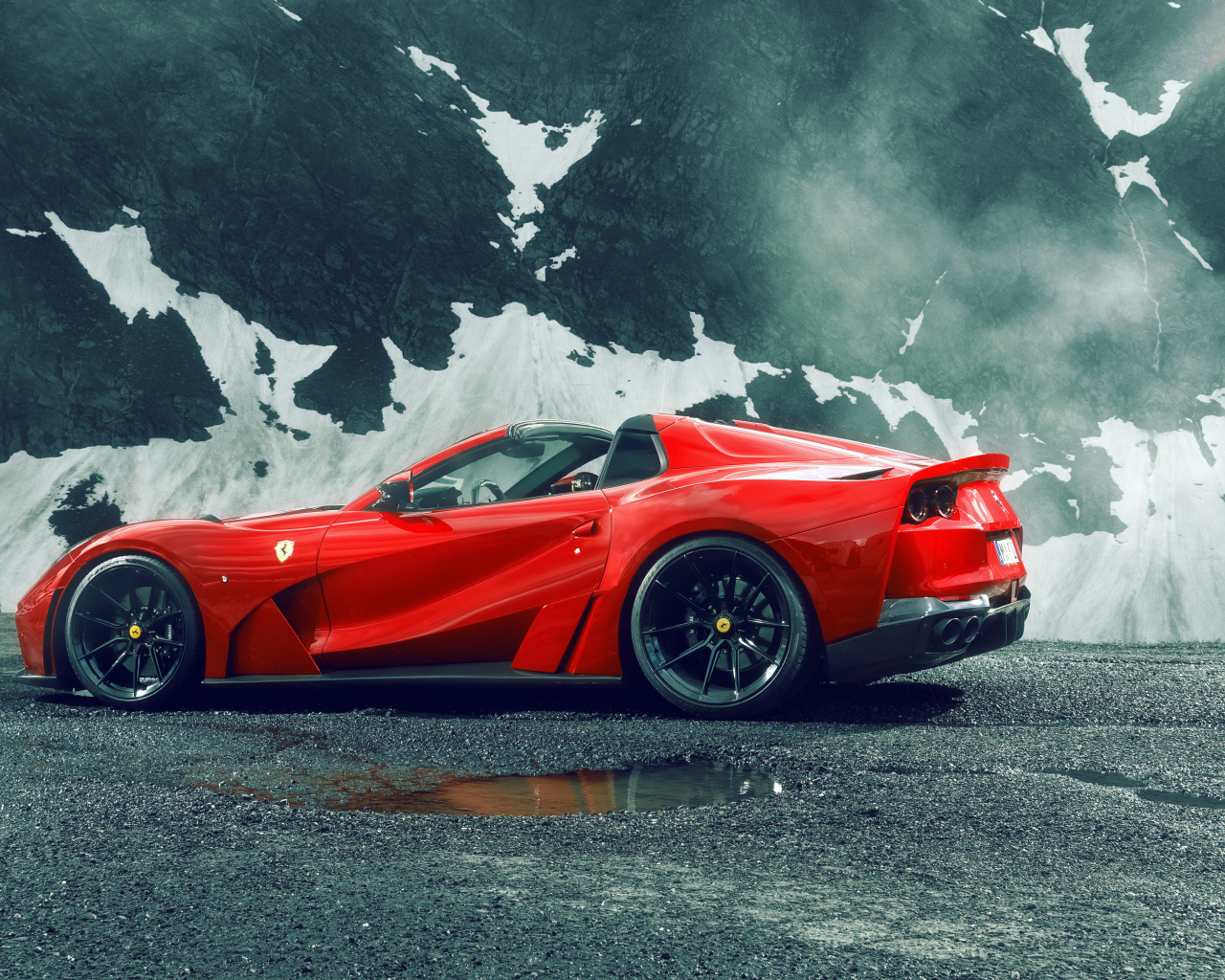 Красный Novitec Ferrari 812 GTS N-Largo на фоне гор 