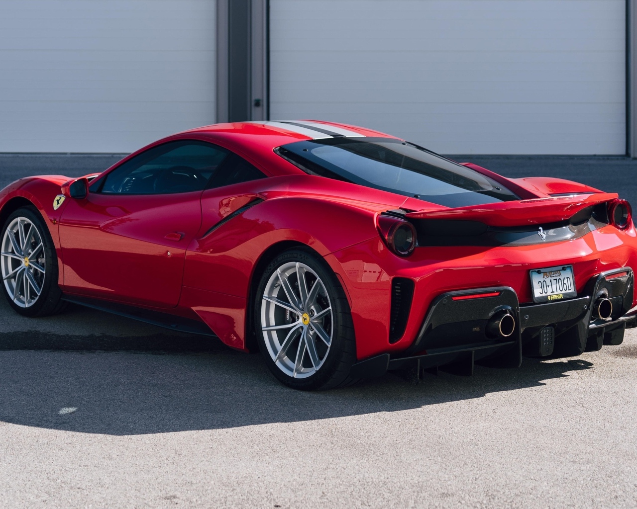 Красный автомобиль Ferrari 488 Pista вид сзади