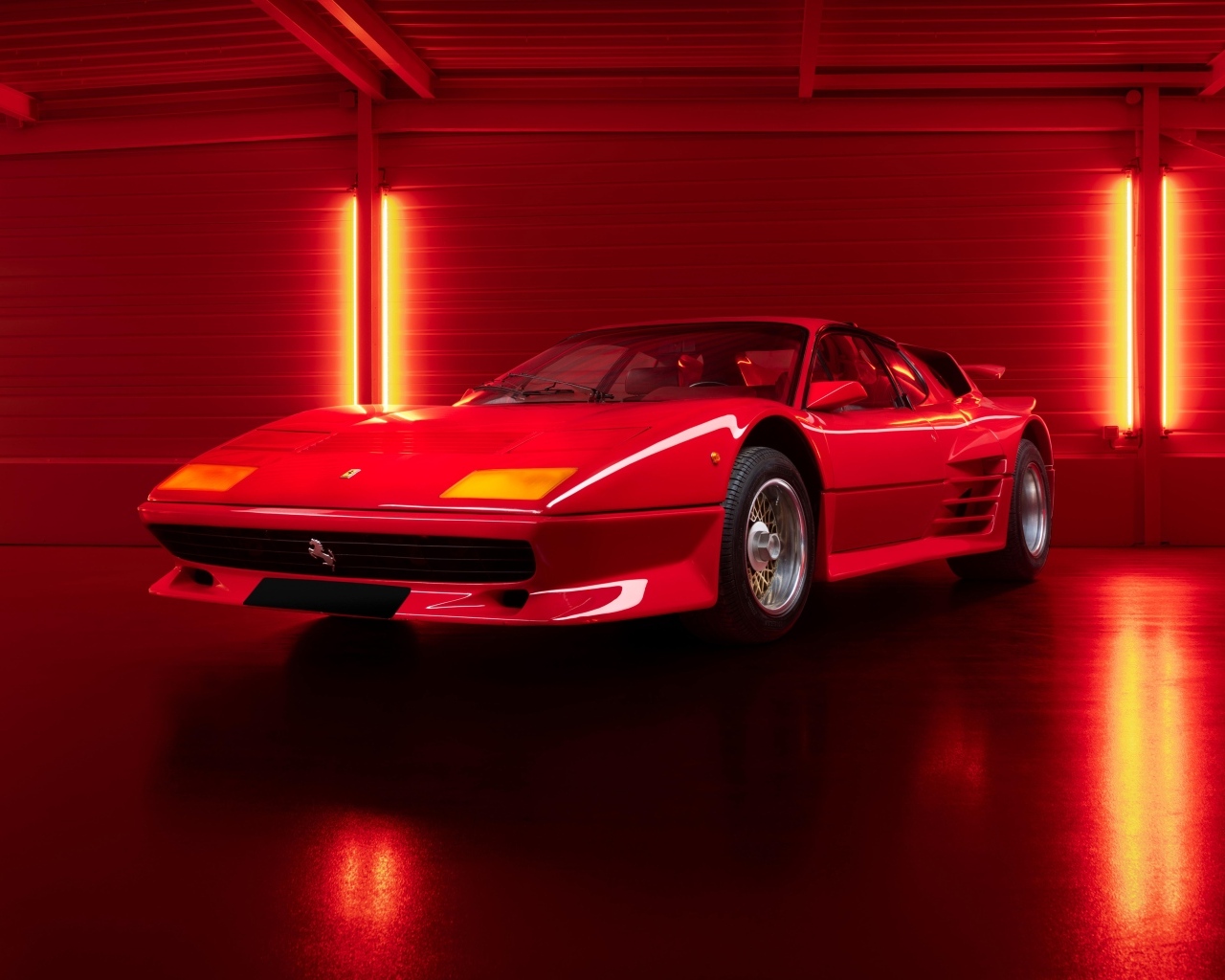 Красный автомобиль Koenig Ferrari 512 BB Twin Turbo By Pininfarina