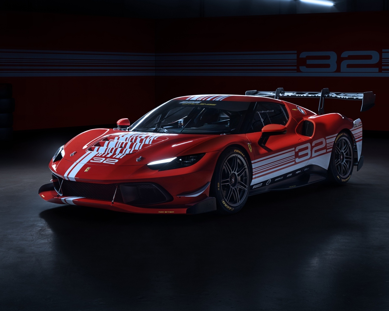 Красный быстрый автомобиль Ferrari 296 Challenge 2023 года