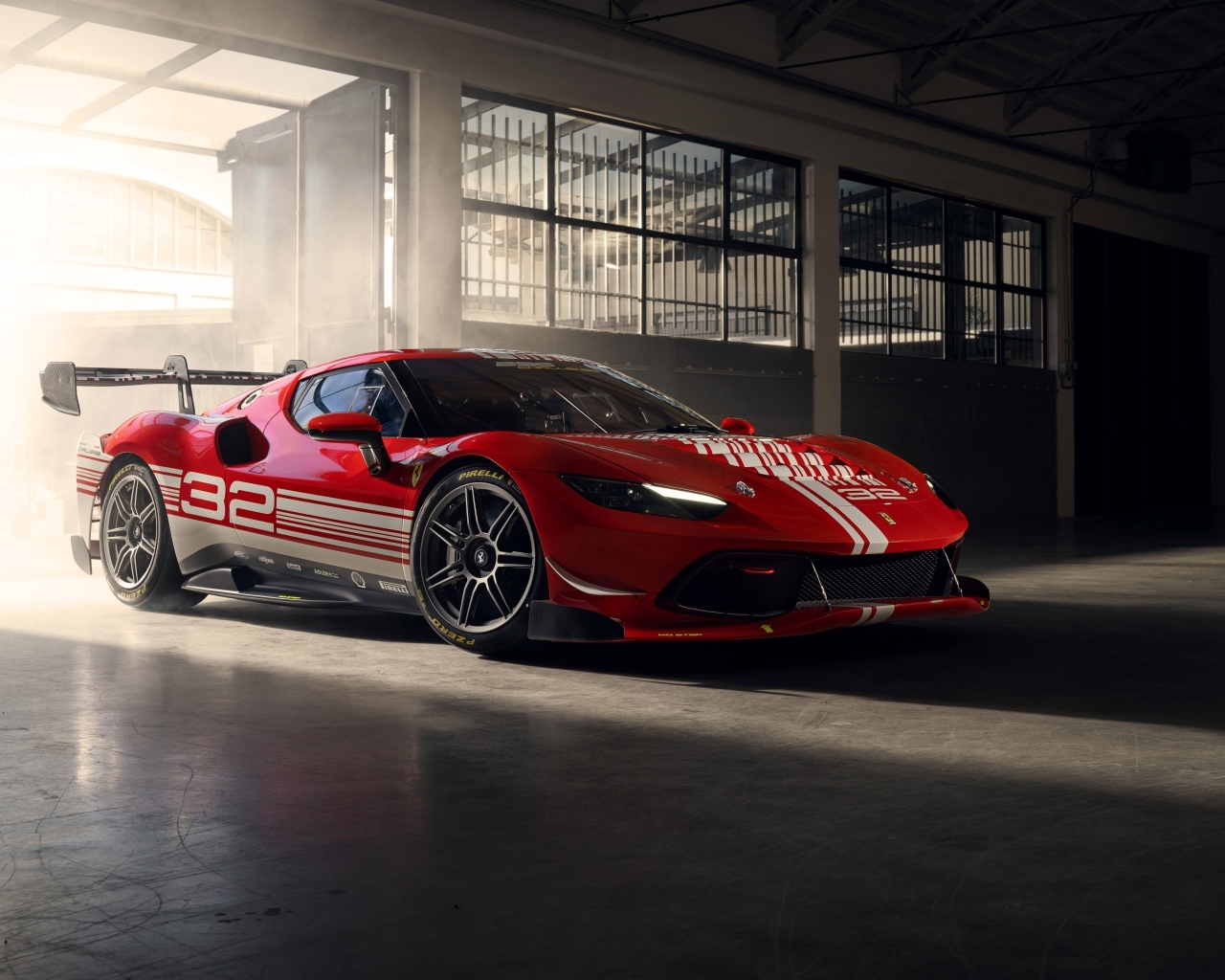 Красный быстрый автомобиль Ferrari 296 Challenge 2023