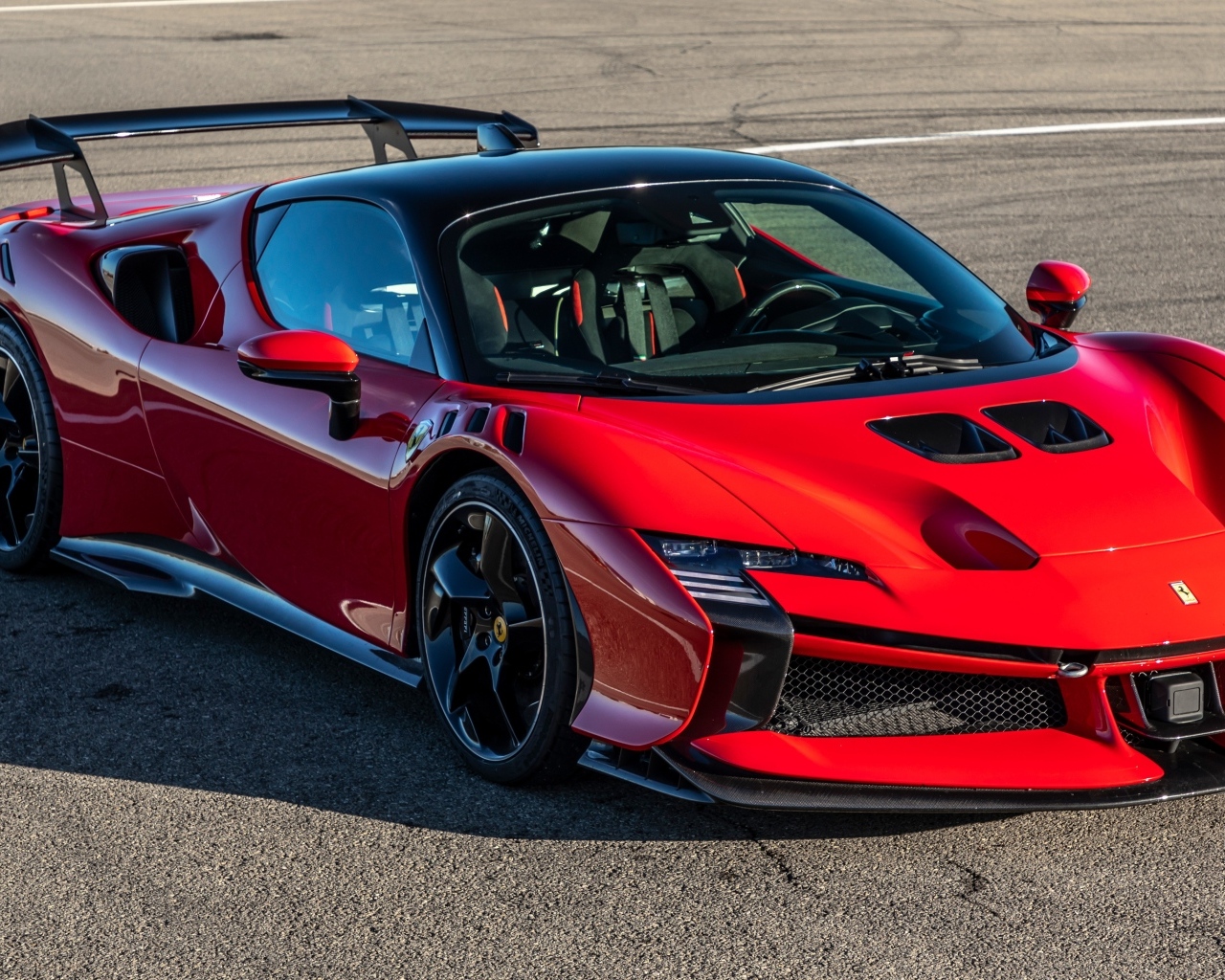 Красный быстрый автомобиль Ferrari SF90 XX Stradale 2023 года