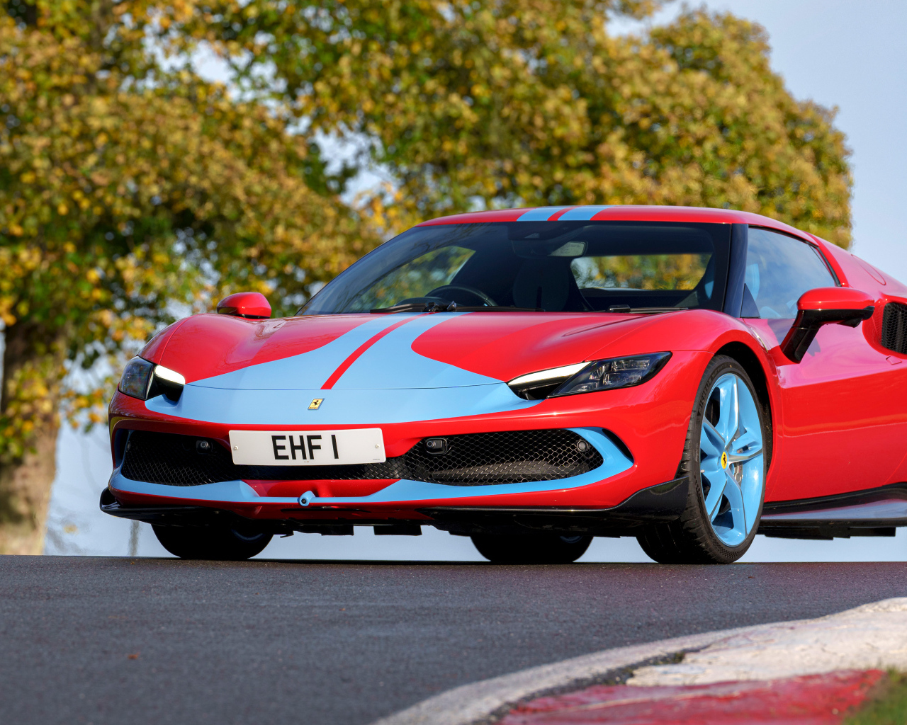 Красный спорткар Ferrari 296 GTB Assetto Fiorano