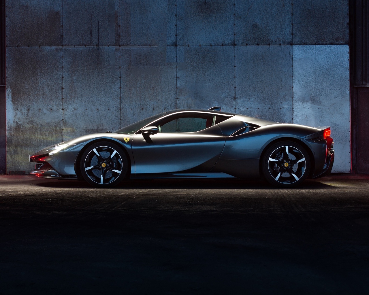 Вид сбоку на автомобиль Ferrari SF90 Stradale