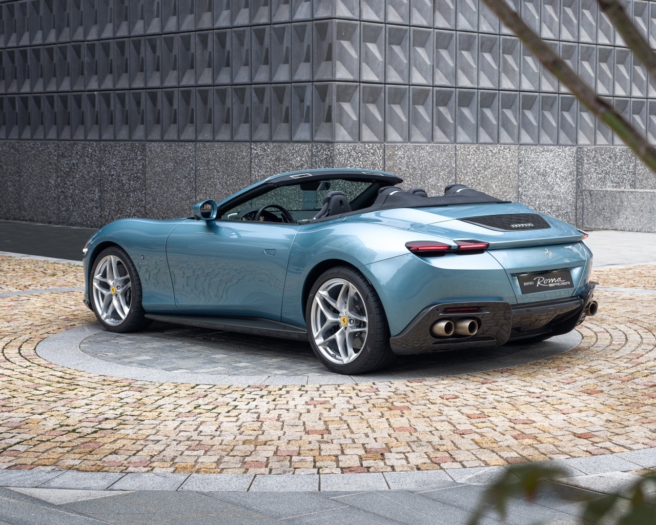 Серебристый автомобиль Ferrari Roma Spider 2023  года