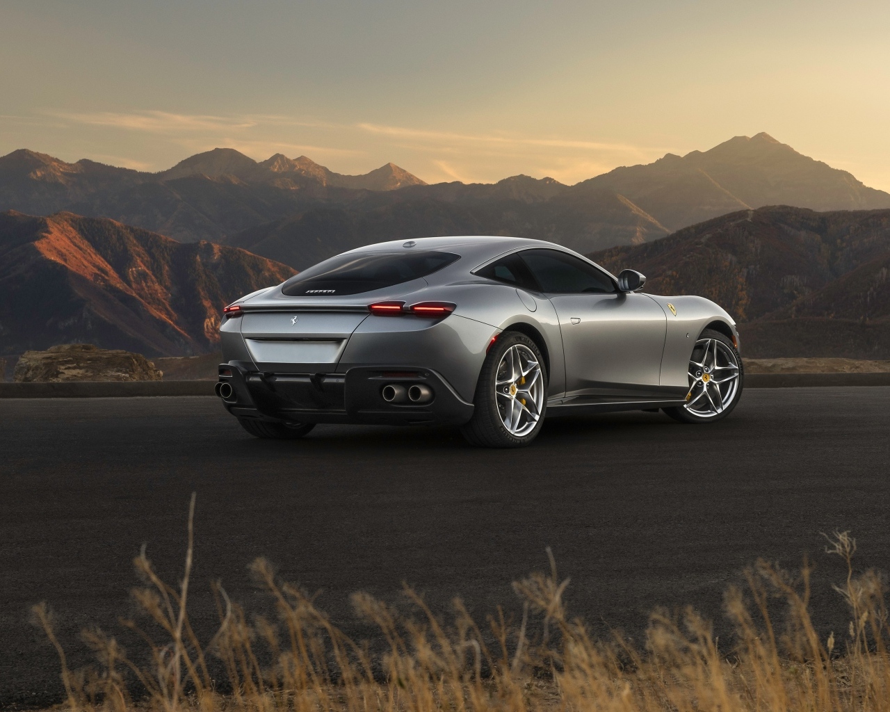 Серебристый автомобиль Ferrari Roma вид сзади