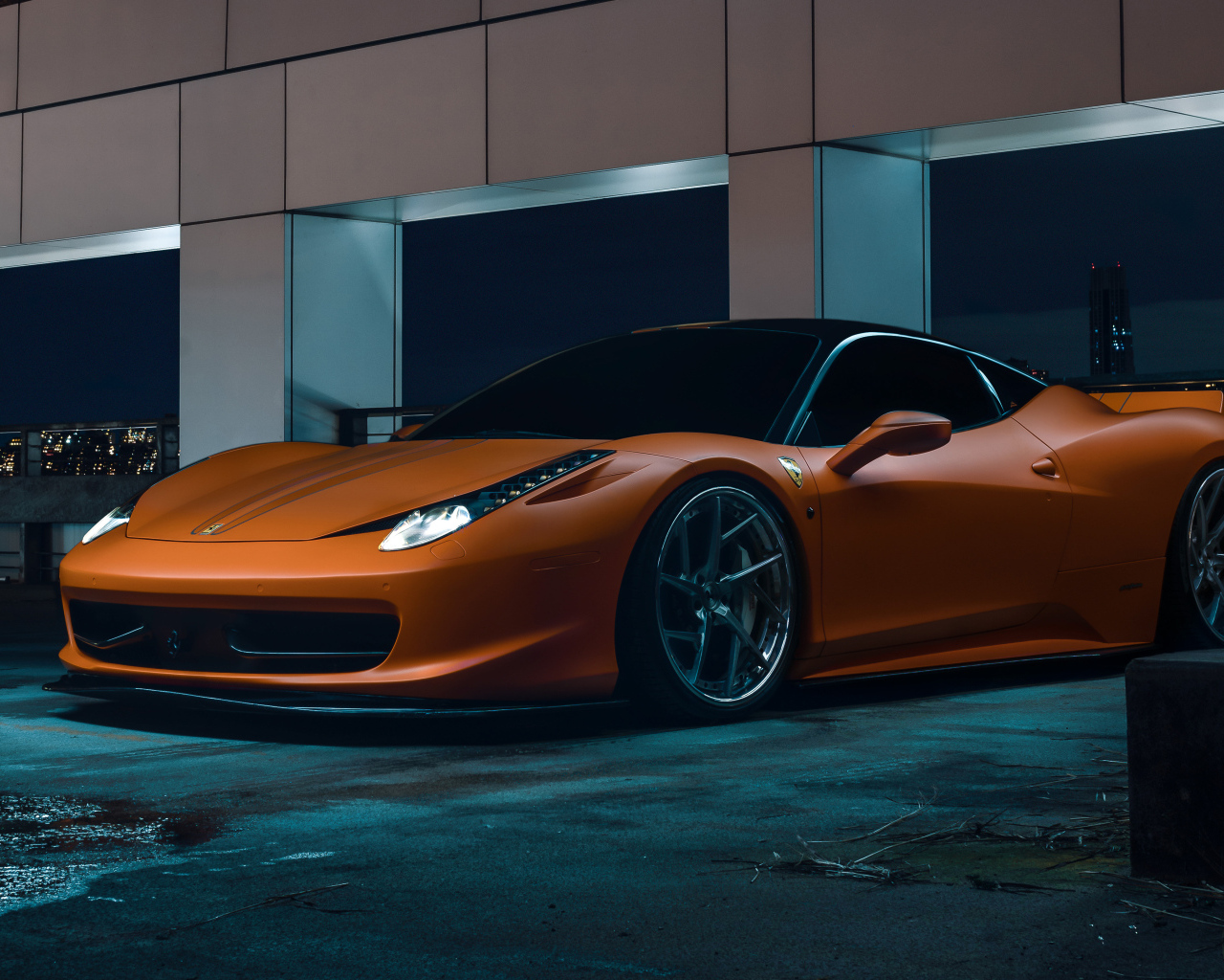 Спорткар Ferrari 458  на  парковке