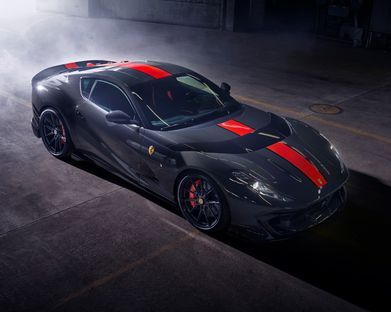 Вид сверху на автомобиль Ferrari 812 на стоянке