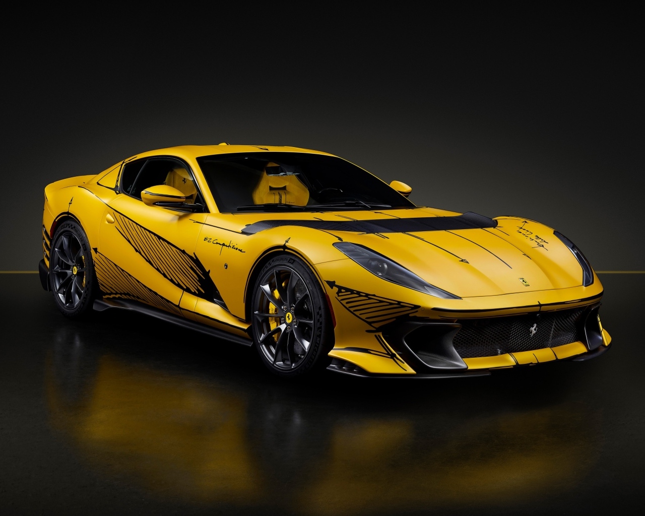 Желтый спортивный автомобиль Ferrari 812
