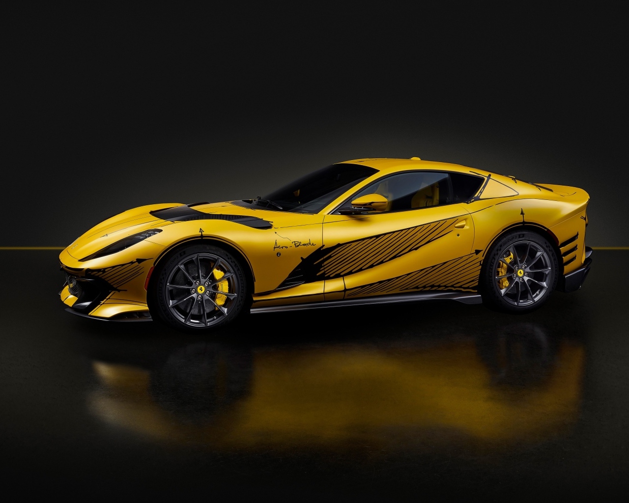 Желтый спортивный автомобиль Ferrari 812 вид сбоку