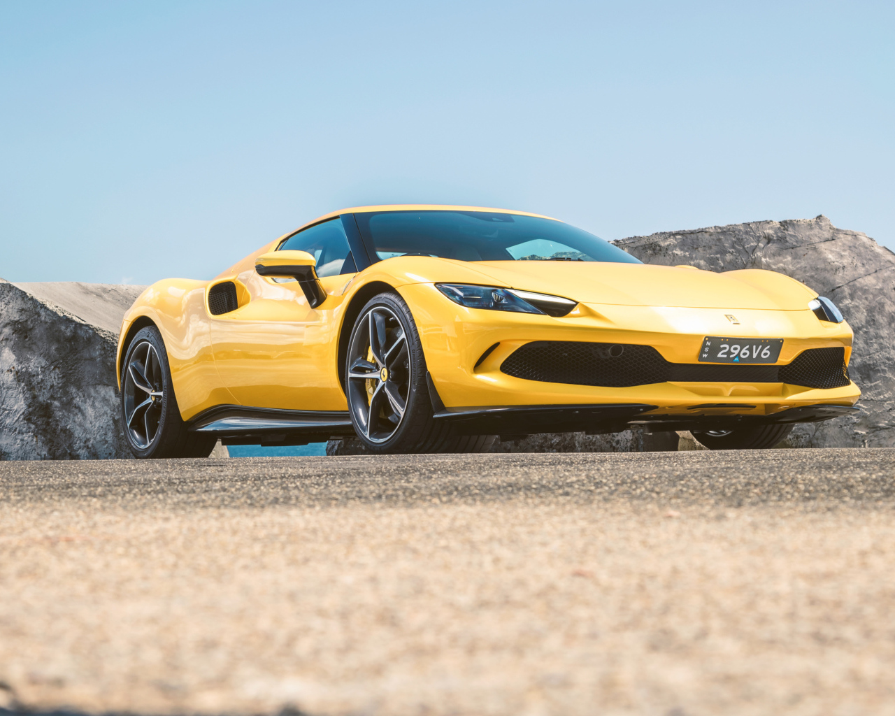 Желтый автомобиль Ferrari 296 GTB