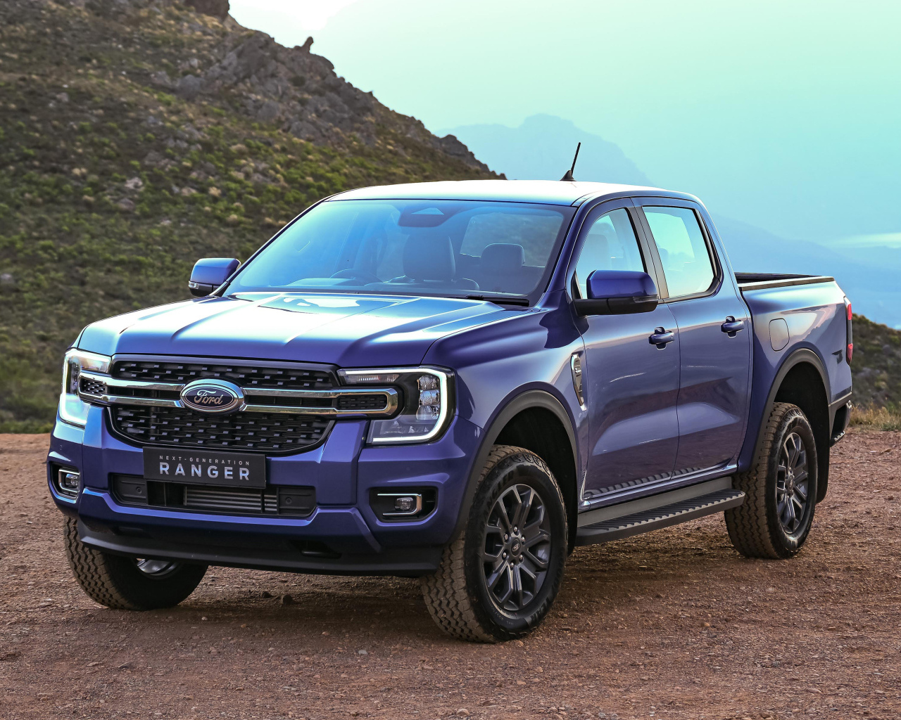 Большой синий пикап Ford Ranger XLT Double Cab 2022