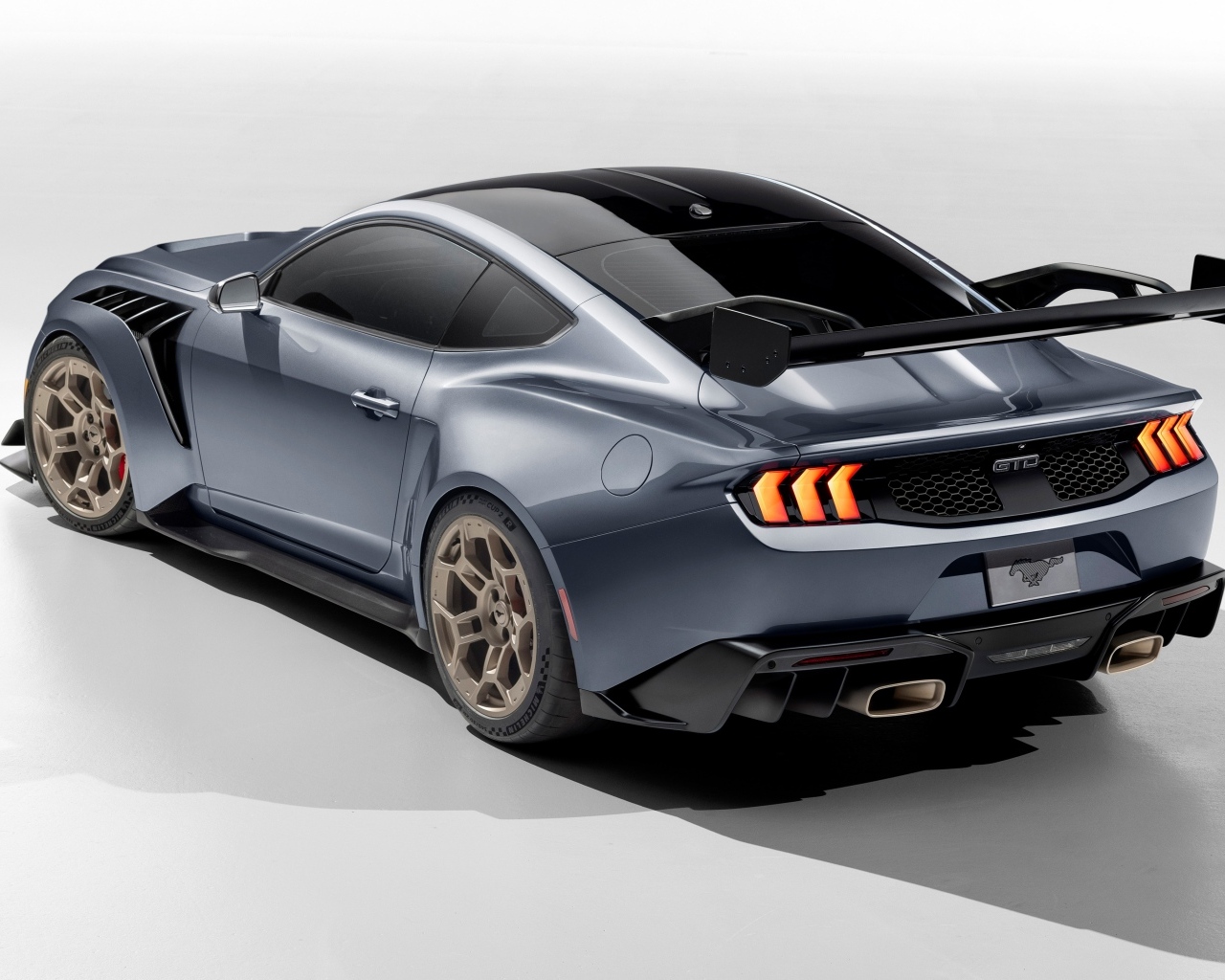 Автомобиль Ford Mustang GTD Prototype 2023 года вид сзади