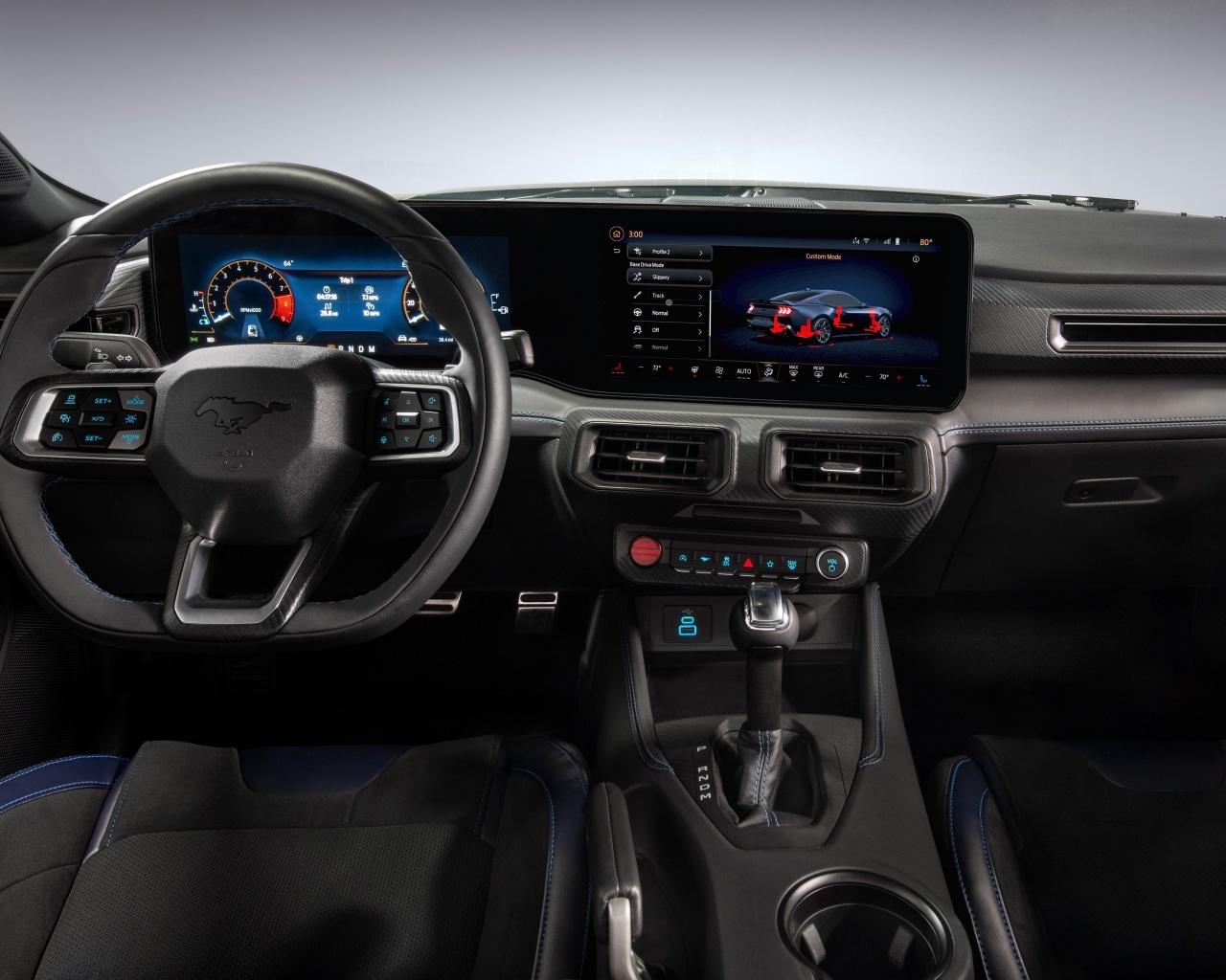 Черный кожаный салон автомобиля Ford Mustang Dark Horse 2024 года