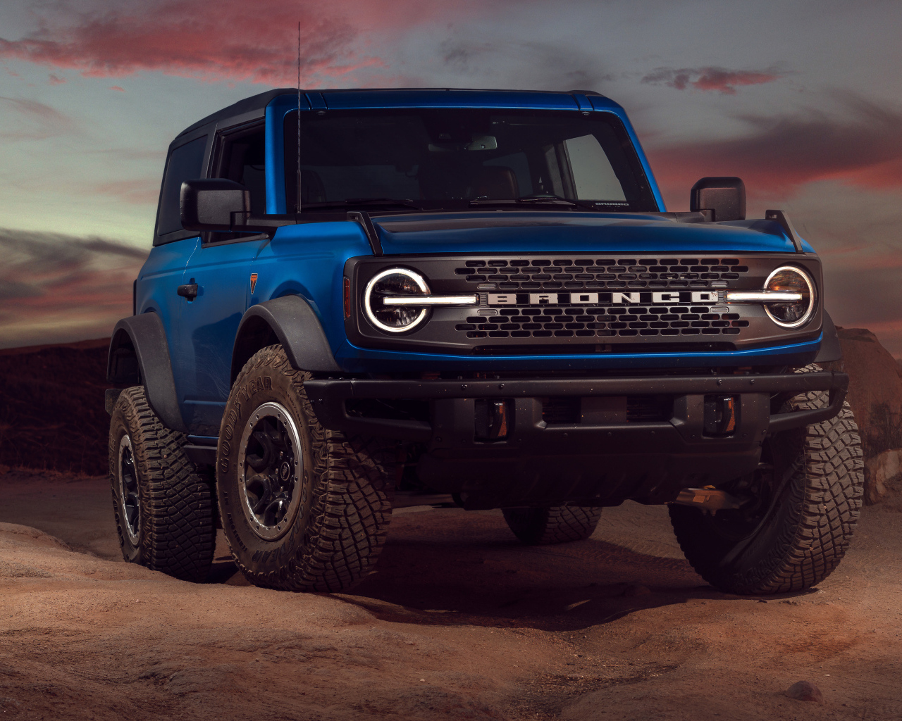 Большой синий внедорожник Ford Bronco в горах