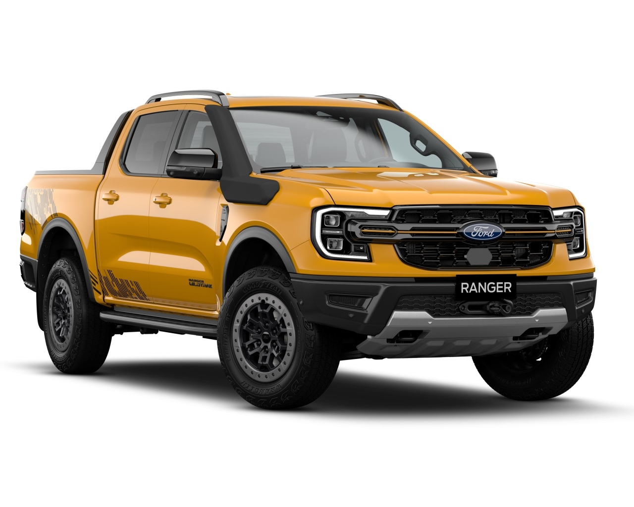 Большой оранжевый пикап Ford Ranger