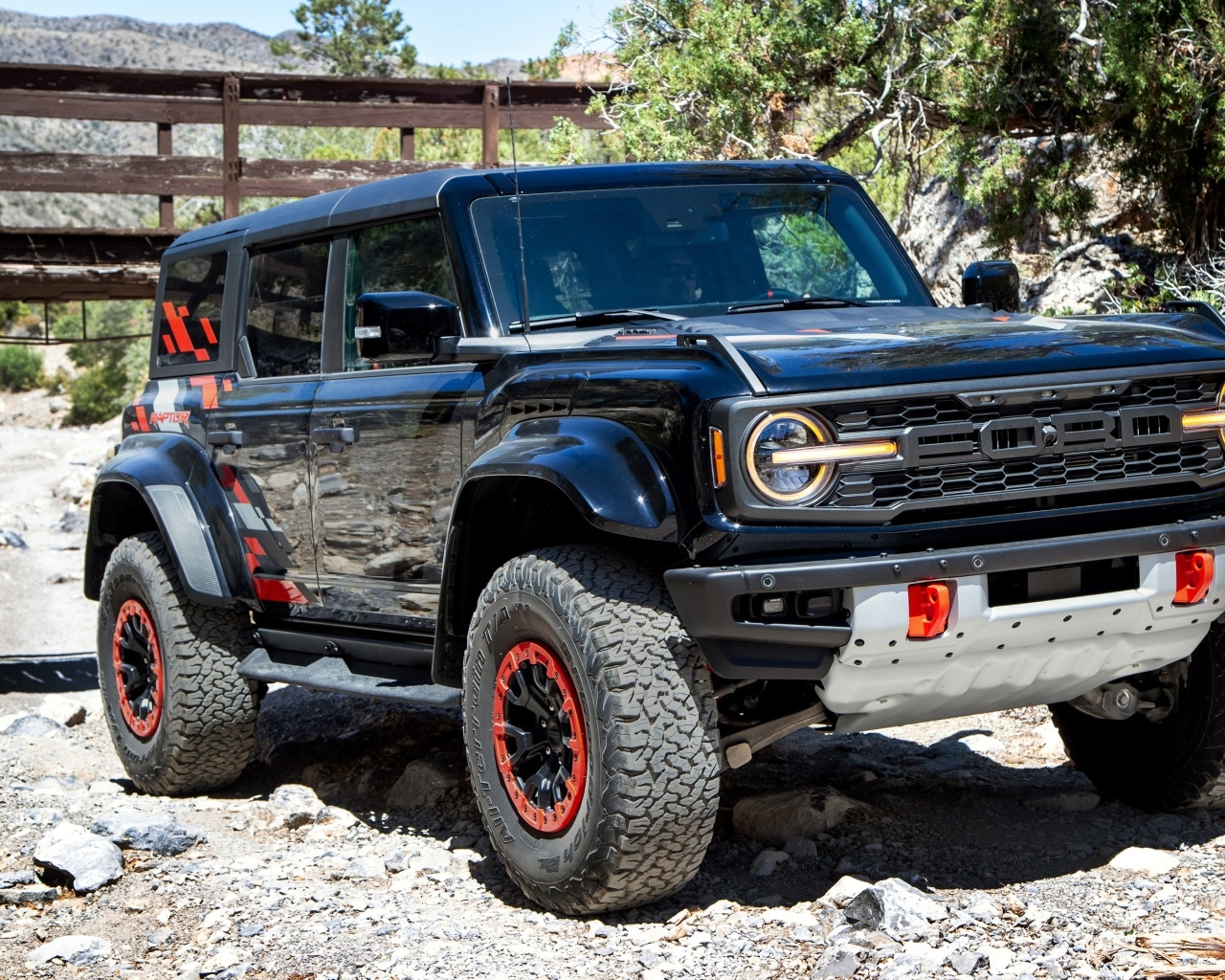 Черный джип Ford Bronco Raptor Code Orange Package 2024 года