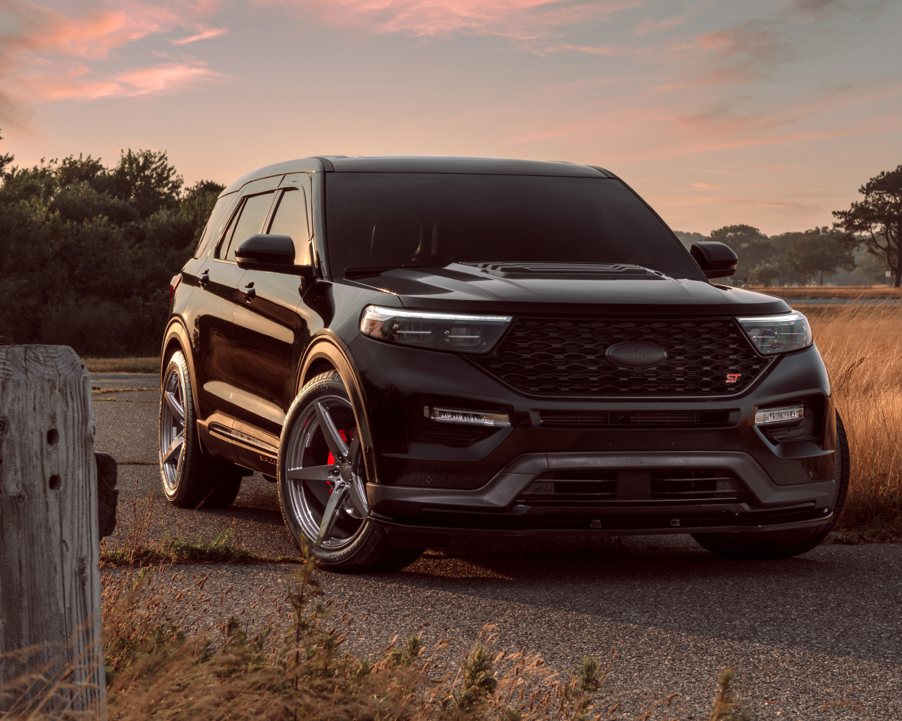 Черный внедорожник Ford Explorer ST