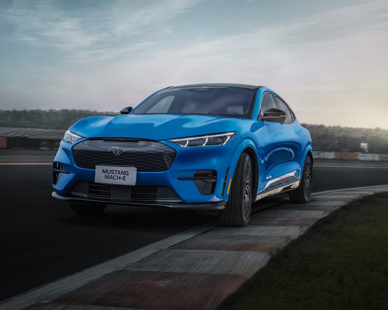 Голубой автомобиль Ford Mustang Mach-E GT Performance 2023 года на трассе