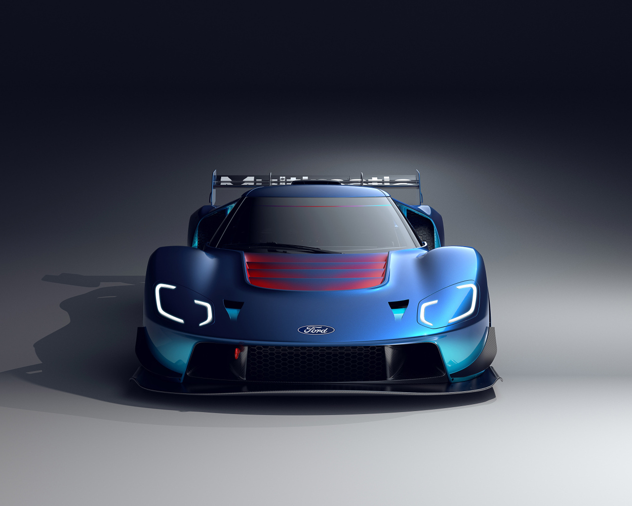 Синий автомобиль Ford GT MkIV 2023 на сером фоне
