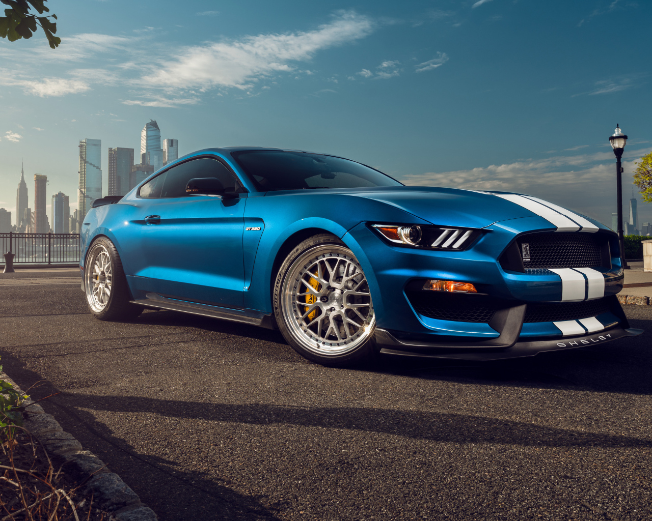 Синий автомобиль Ford Shelby Mustang GT350 в городе