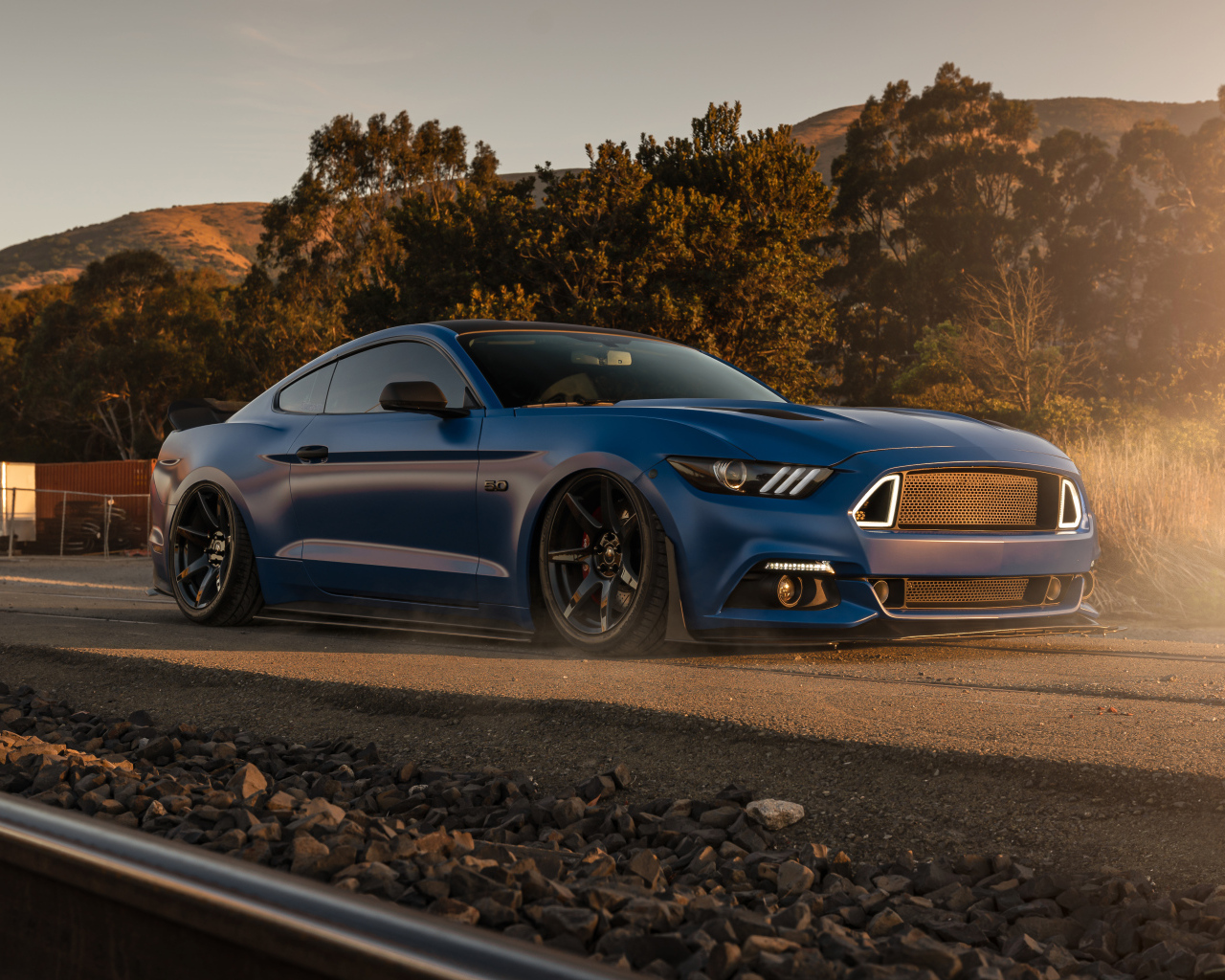 Синий быстрый автомобиль Ford Mustang GT