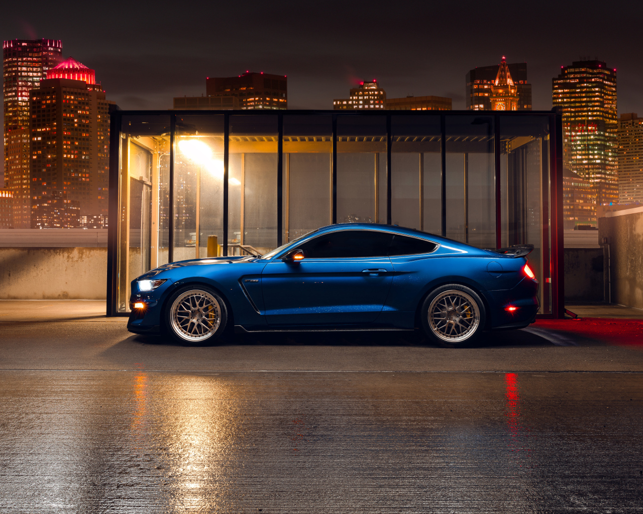 Синий спортивный автомобиль Ford Shelby GT350  на фоне небоскребов