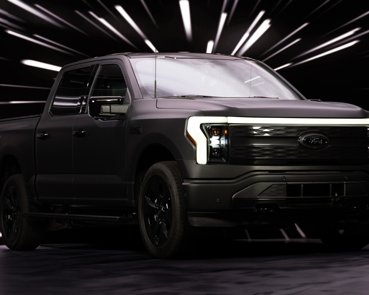 Автомобиль Ford F-150 в ярких лучах