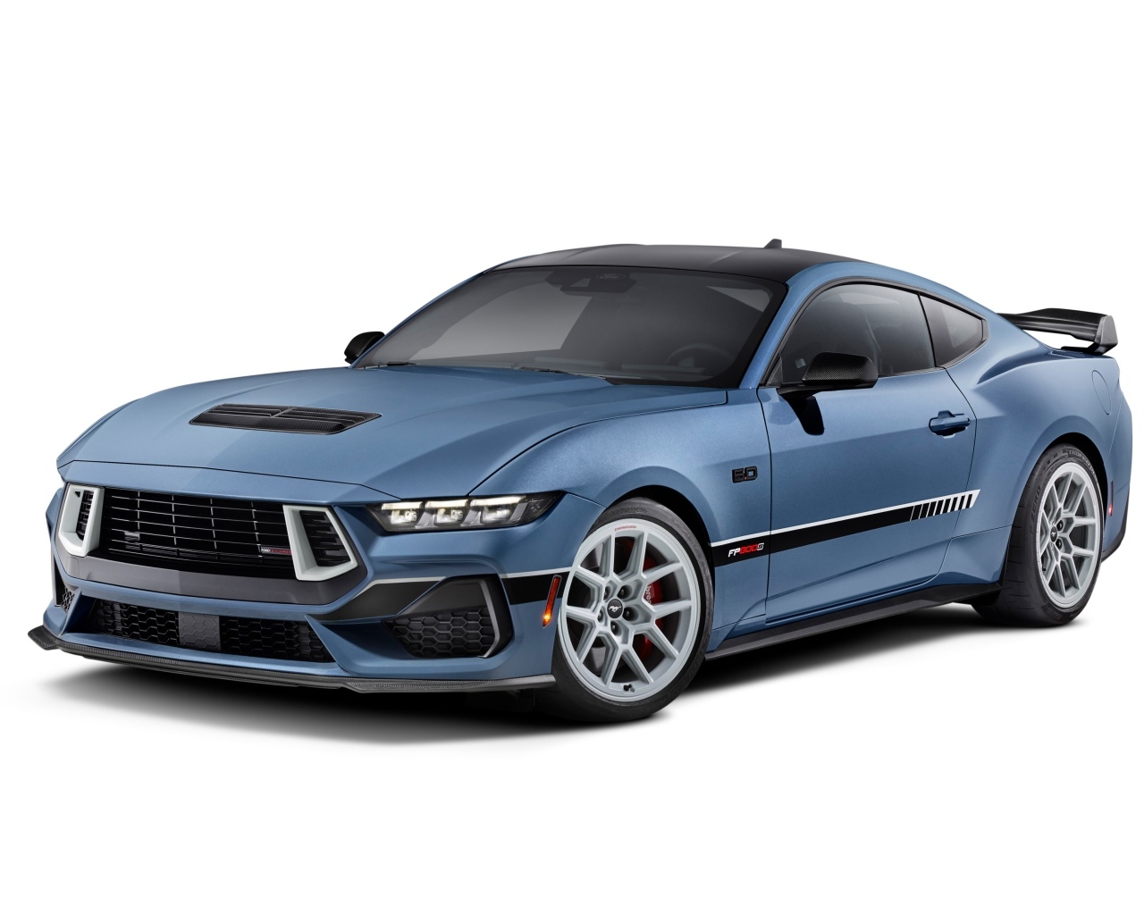 Автомобиль Ford Mustang FP800S на белом фоне