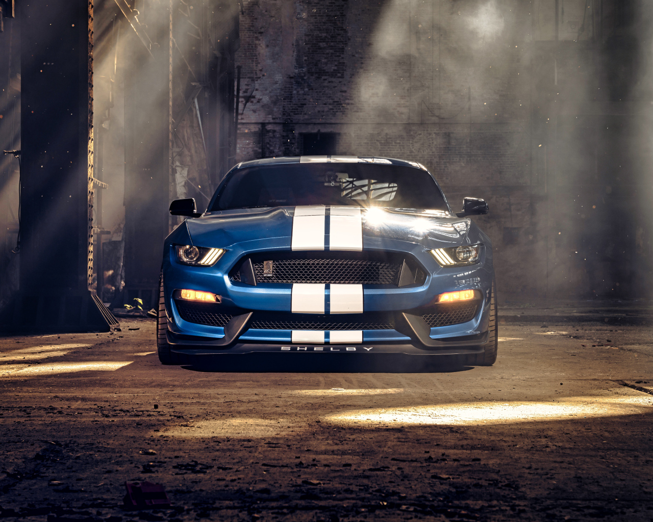 Гоночный автомобиль Ford Mustang Shelby GT350 вид спереди