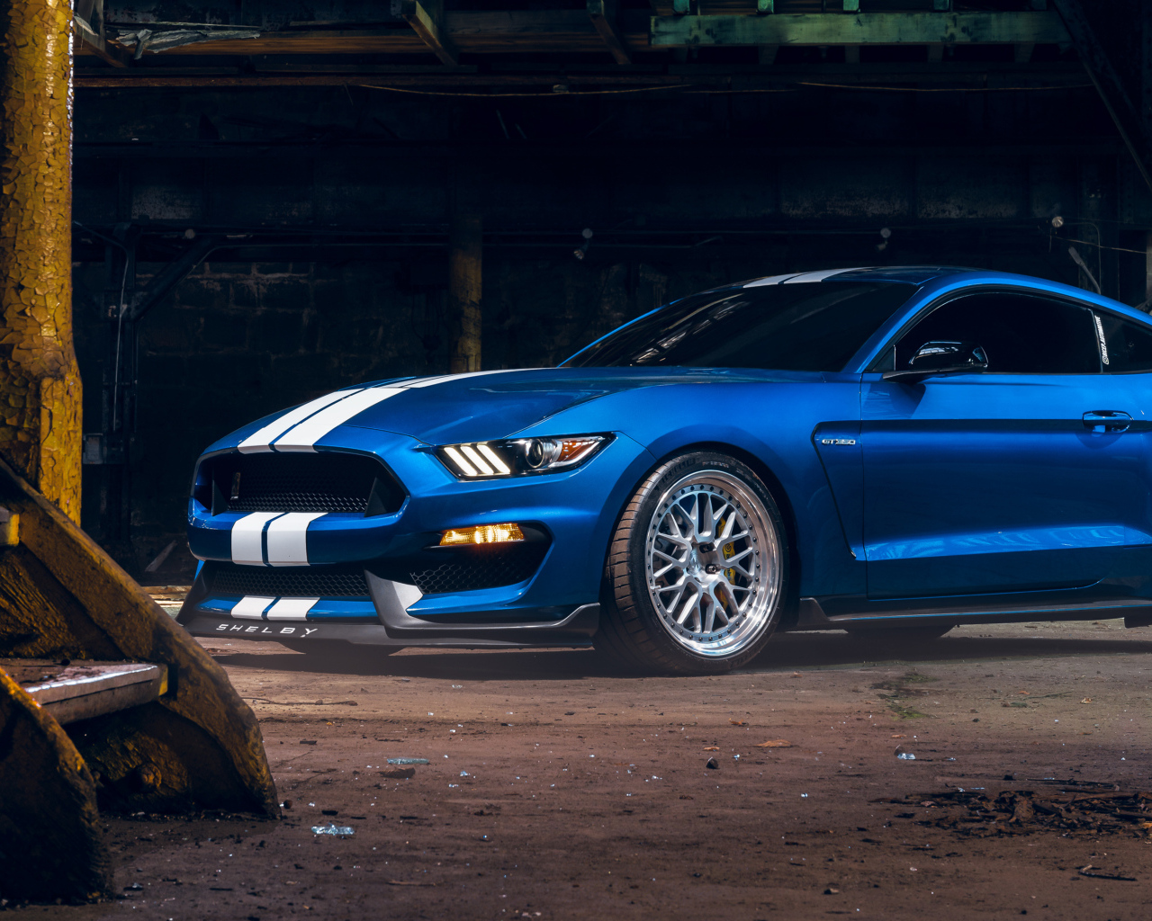Автомобиль Ford Shelby GT350 в старом здании