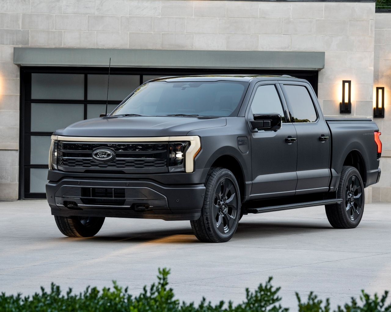 Автомобиль Ford F-150 у гаража вид спереди