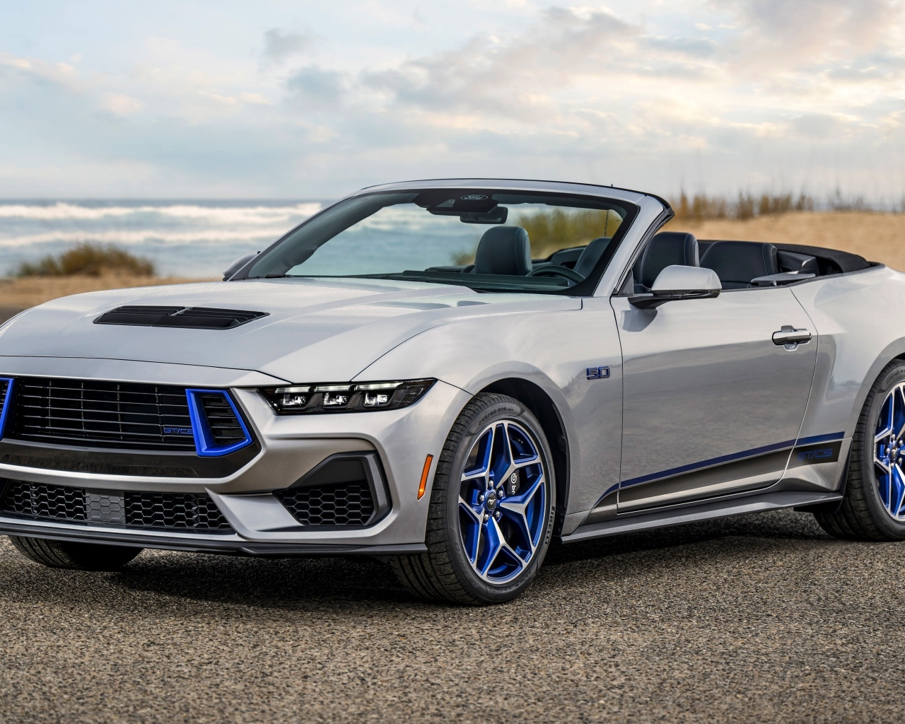 Вид  спереди на автомобиль  Ford Mustang GT California Special 2024 года