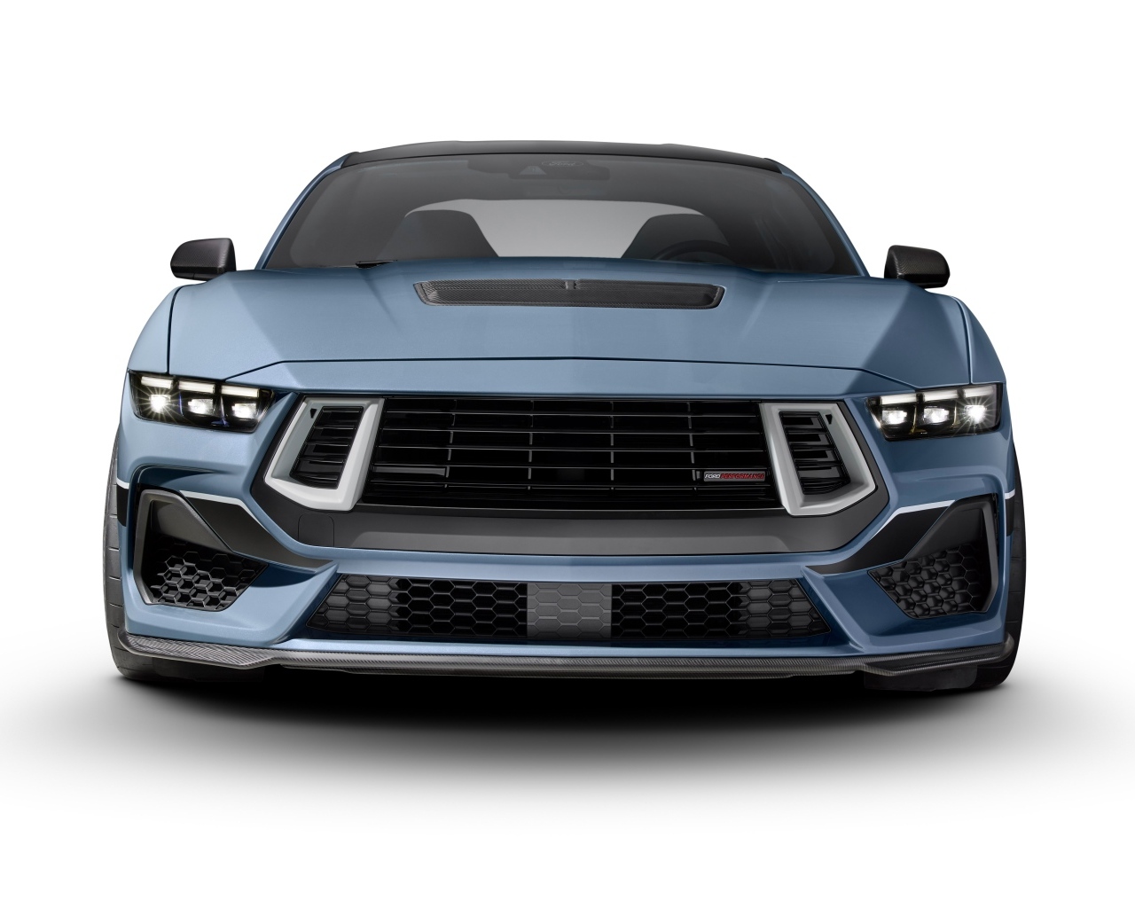 Вид спереди на автомобиль Ford Mustang FP800S