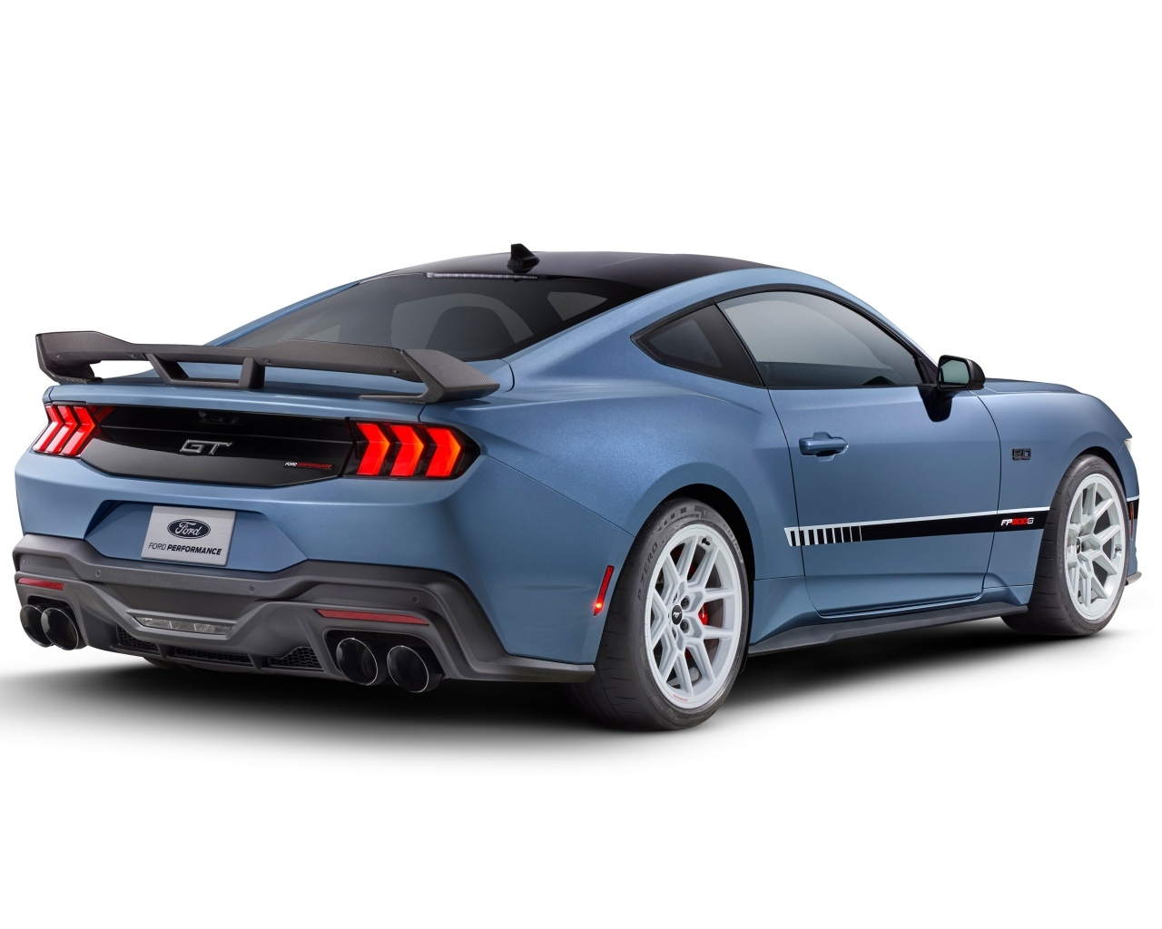 Презентация автомобиля Ford Mustang FP800S сзади