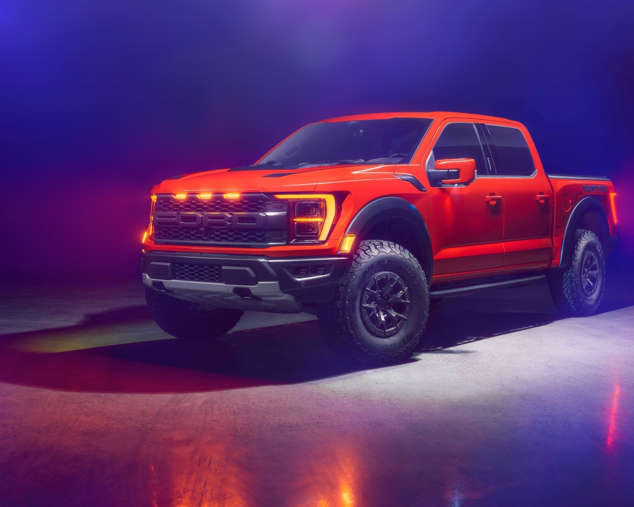 Красный пикап Ford F-150 Raptor