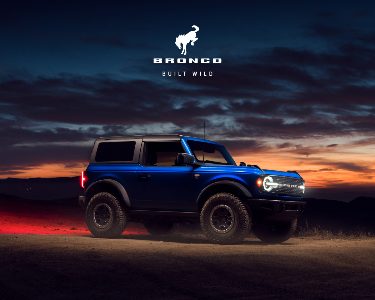 Внедорожник Ford Bronco на фоне красивого неба