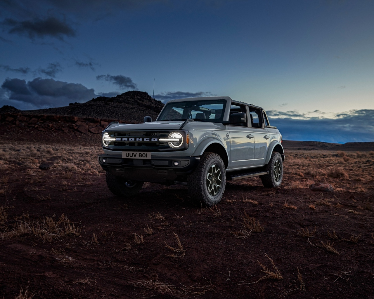 Внедорожник Ford Bronco  на песке
