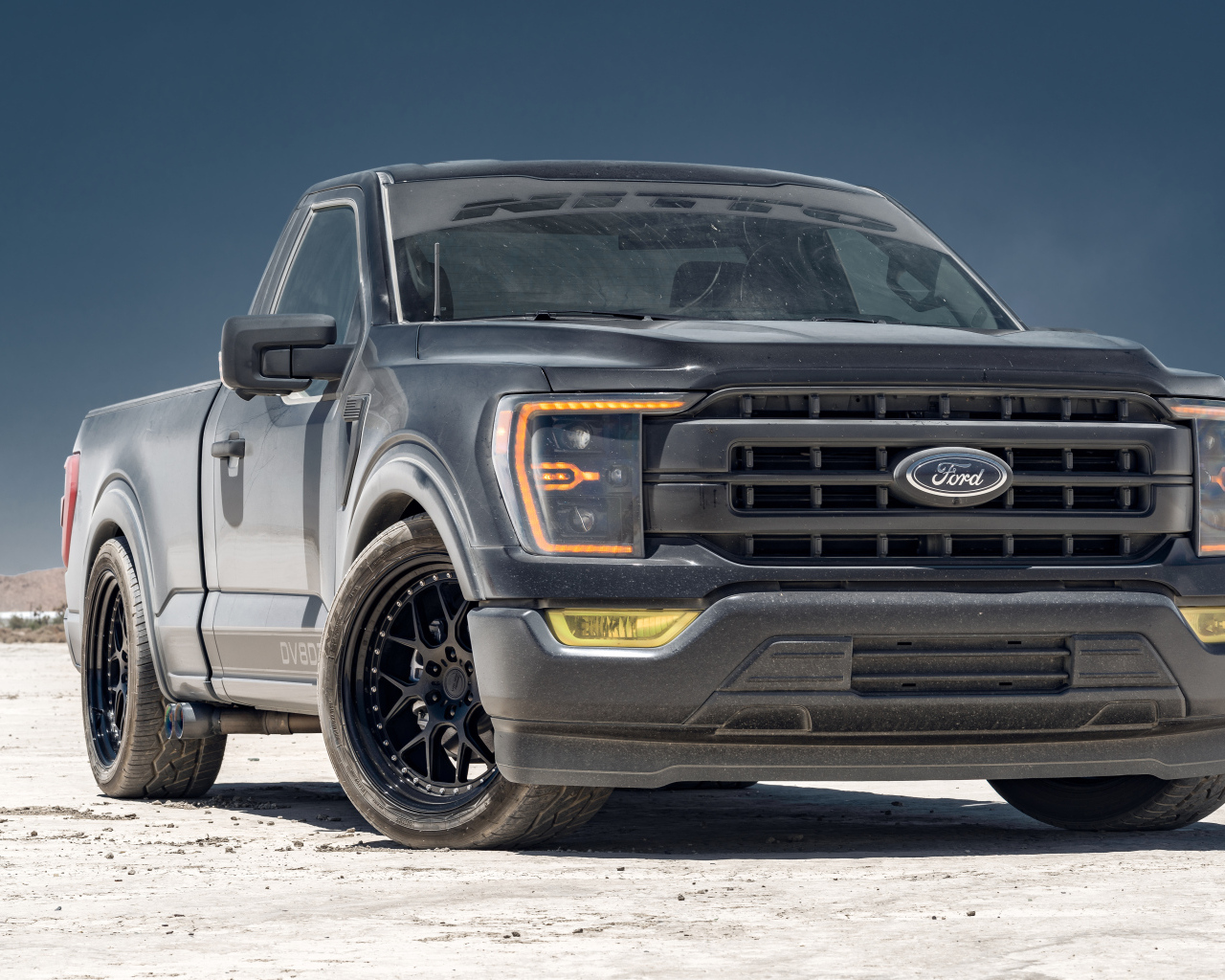 Пикап Ford F150 серебристого цвета