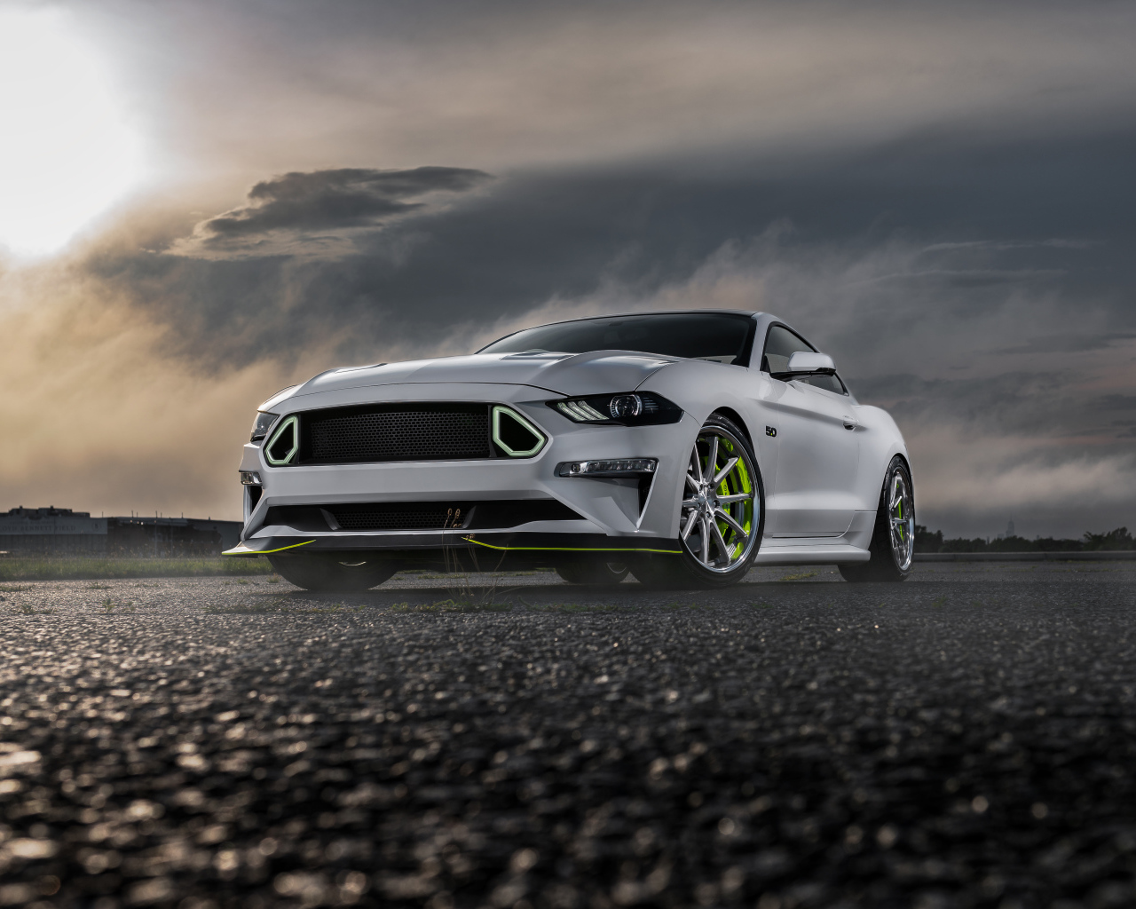 Серебристый Ford Mustang GT на фоне грозового неба
