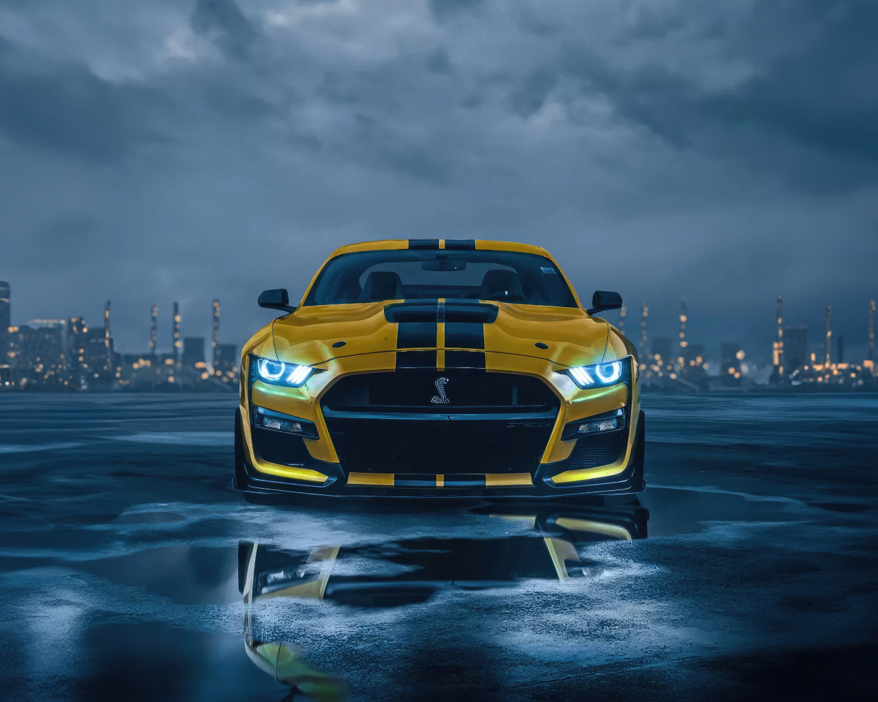 Желтый спортивный автомобиль Ford Mustang на фоне грозового неба