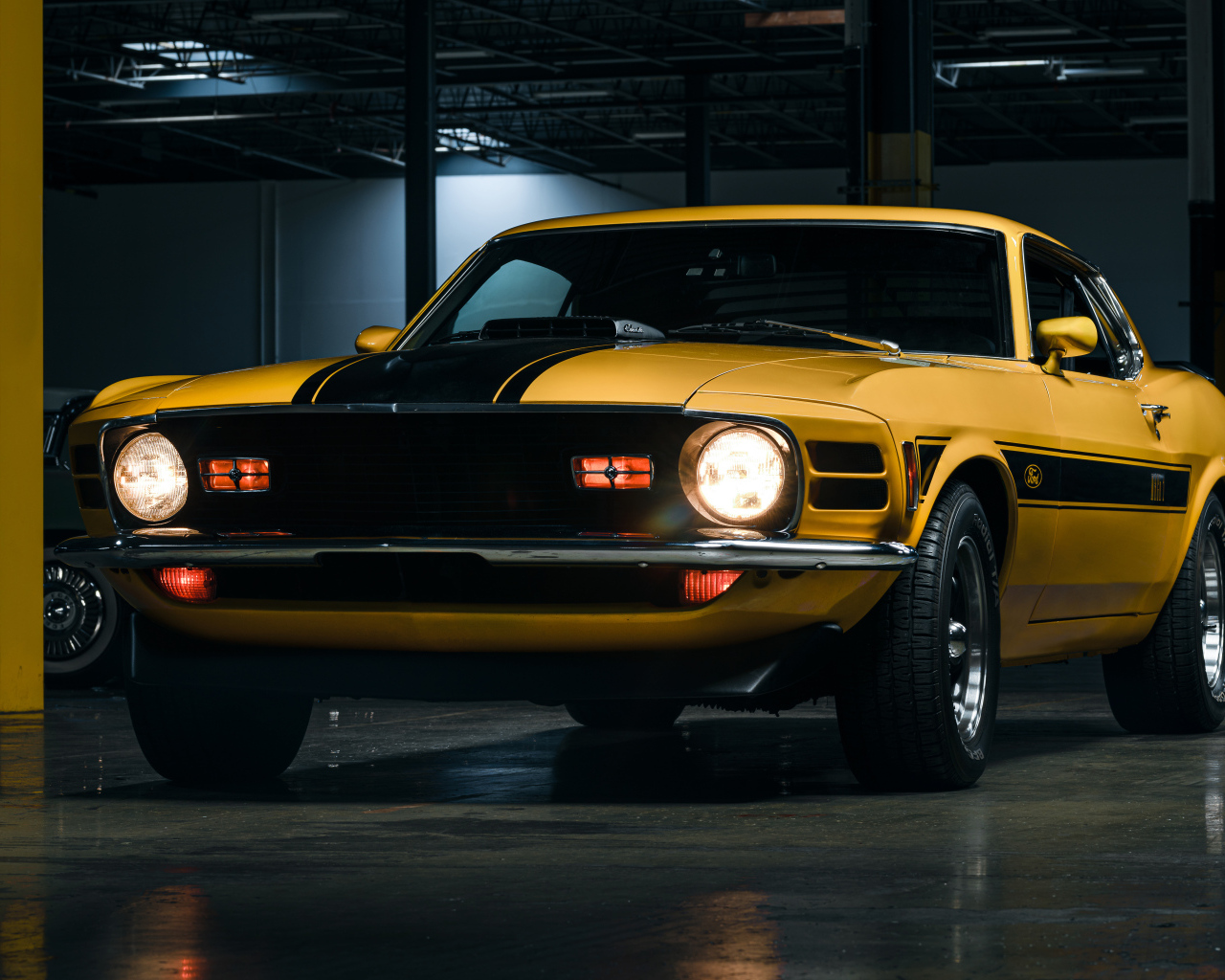 Желтый дорогой автомобиль Ford Mustang Mach 1 на парковке