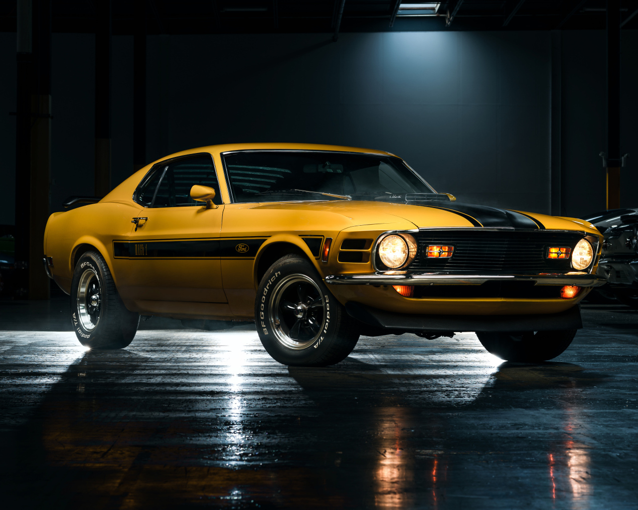 Желтый спортивный автомобиль Ford Mustang Mach 1
