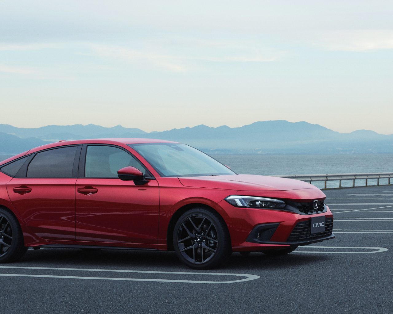 Красный автомобиль Honda Civic Hatchback 2022