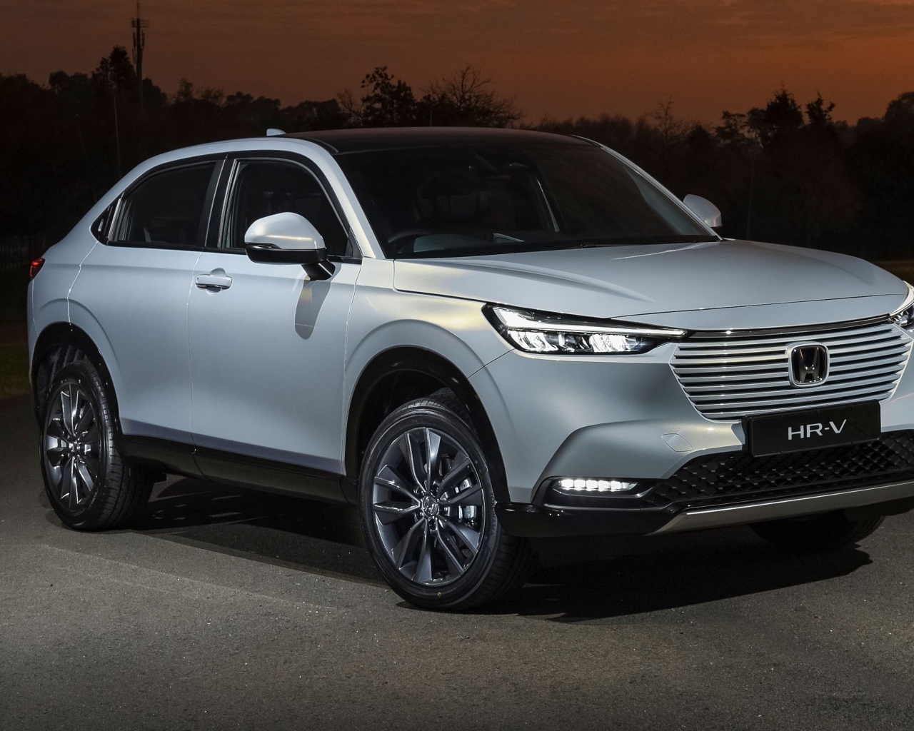 Серебристый Honda HR-V ночью